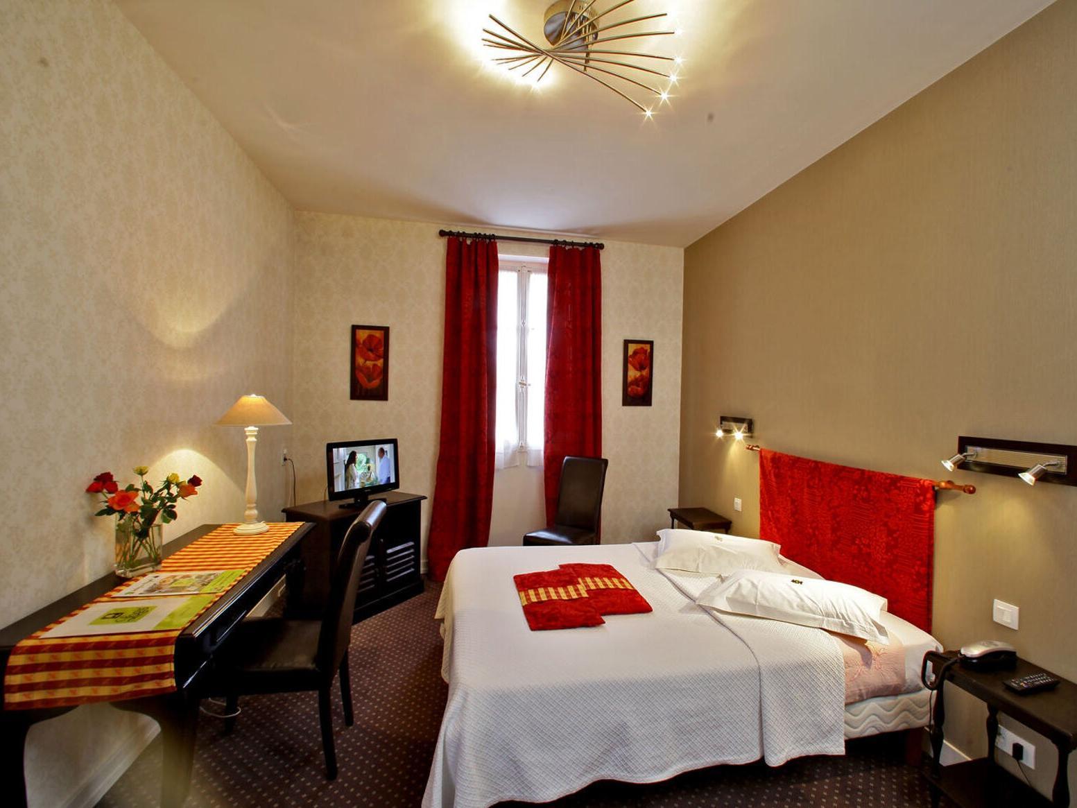 Logis Grand Hotel Pelisson Нонтрон Екстер'єр фото