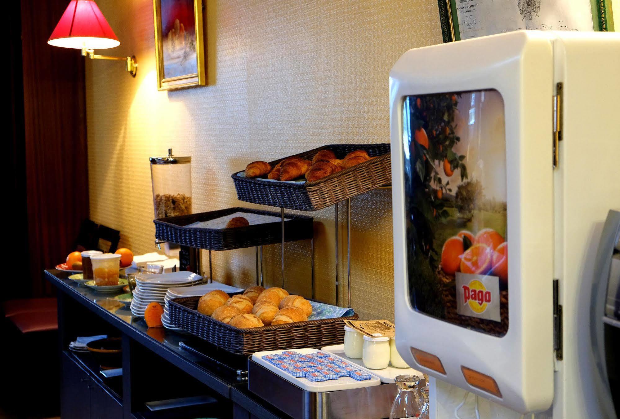 Logis Grand Hotel Pelisson Нонтрон Екстер'єр фото